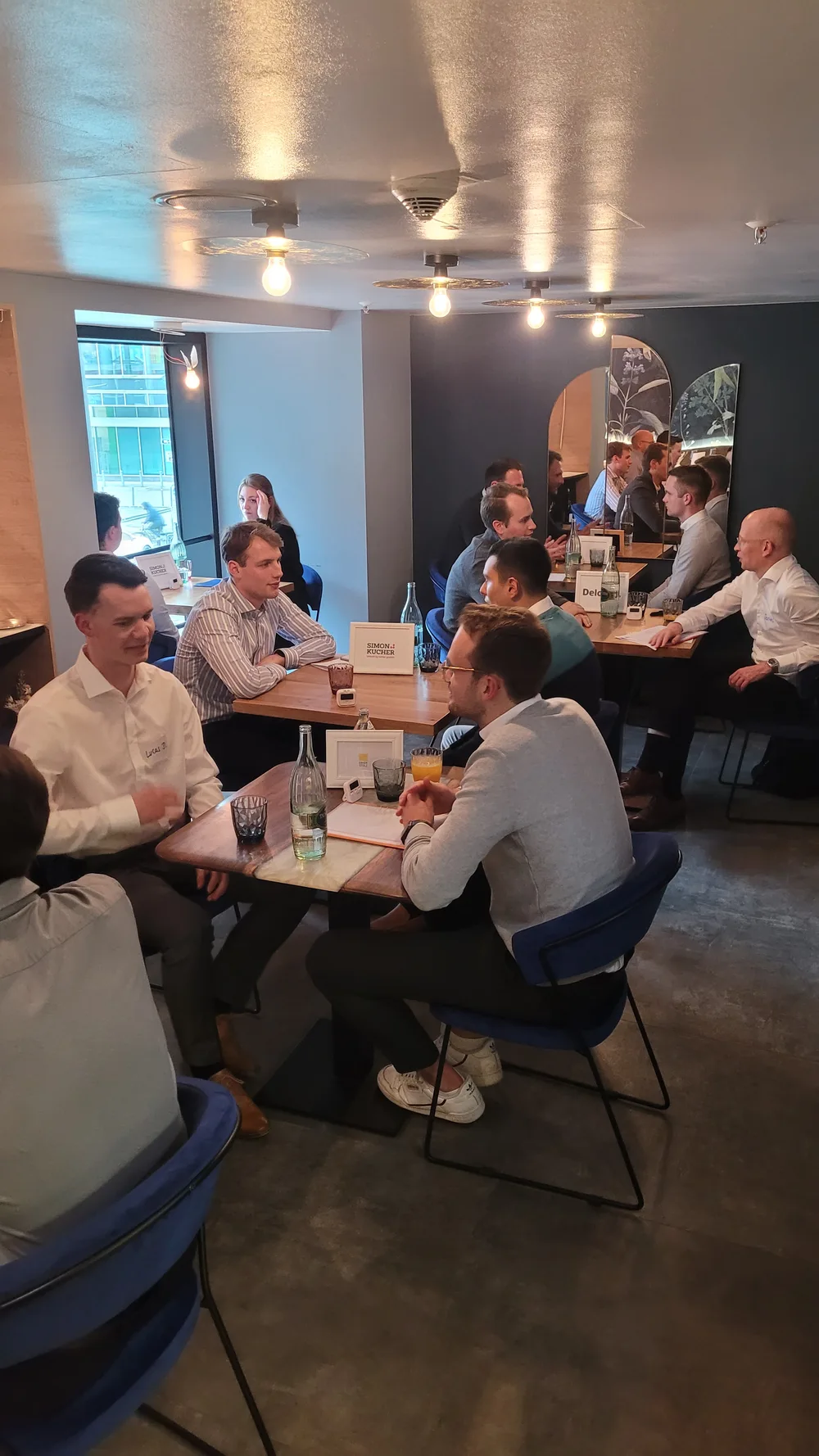 Persönlicher Austausch an einem Dinner-Tisch